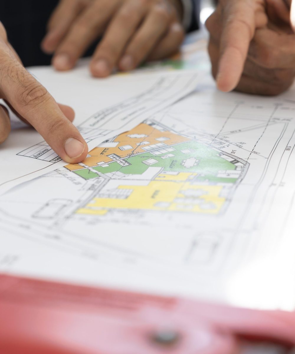 trabajador-de-la-construccion-y-la-construccion-en-el-sitio